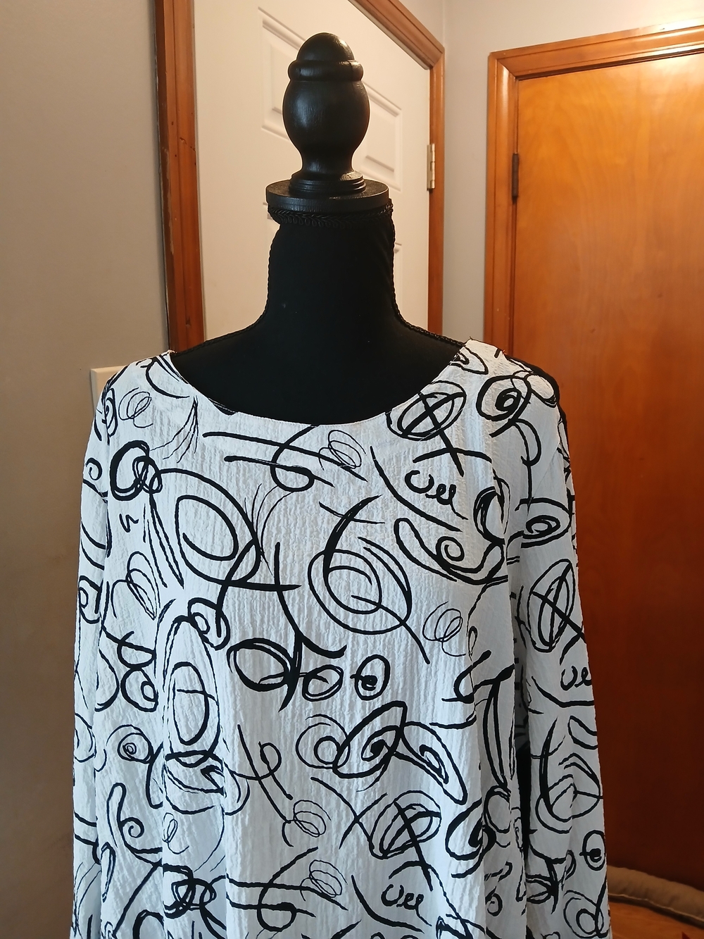 Ali Miles NWT White Tunic Top with Black Abstract Swirl Print Women's 2X - Picture 3 of 8
